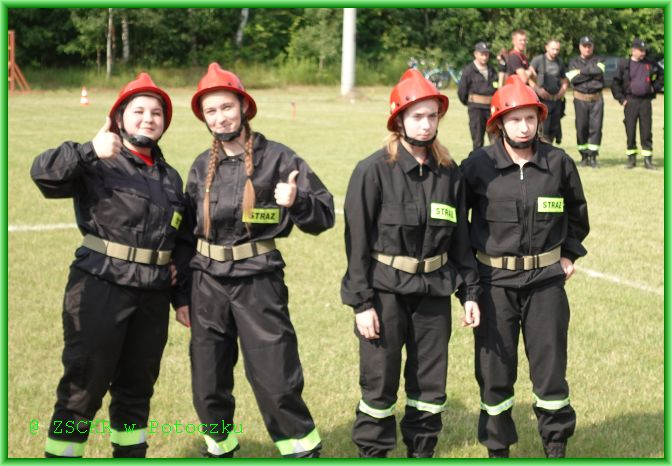 Uczennice szkoły reprezentujące szkolną drużynę pożarniczą na zawodach gminnych.