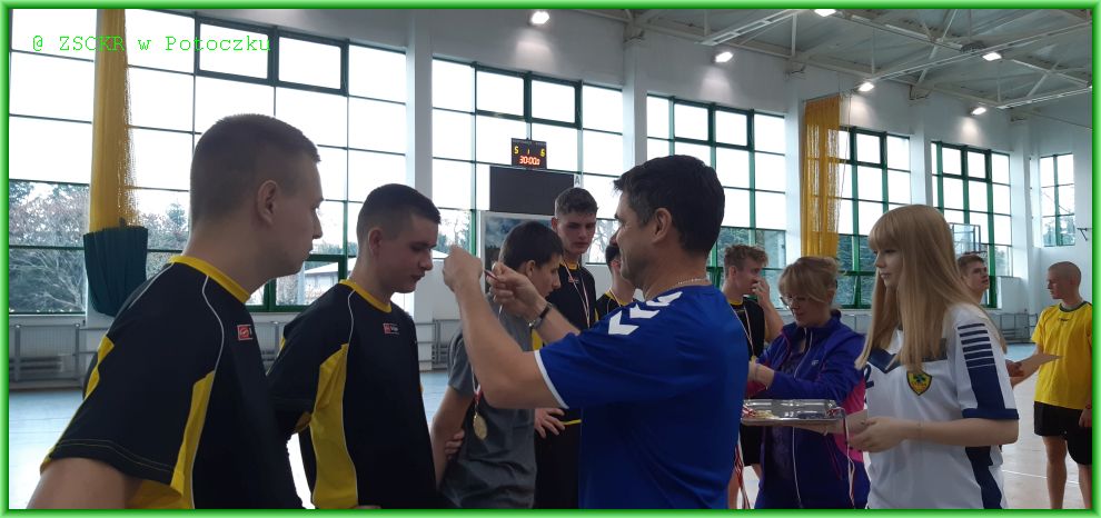  nauczyciele wf Piotr Spyra i Justyna Wielgus wręczają medale klasie 3 BTF za zajęcie 1 miejsca-Międzyklasowy Turniej Halowej Piłki Nożnej o Puchar Dyrektora ZSCKR w Potoczku - Potoczek 13.11.2023 r