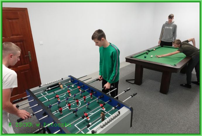 Uczniowie klasy 2BT Adam Maciąg, Radosław Kozioł czas wolny w internacie spędzają na grze w piłkarzyki i uczniowie klasy 1Bt grając w bilard.