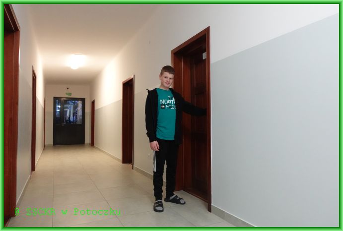 Uczeń klasy 2BTF Wiktor Wojewoda odwiedzający kolegów w internacie w czasie wolnym.