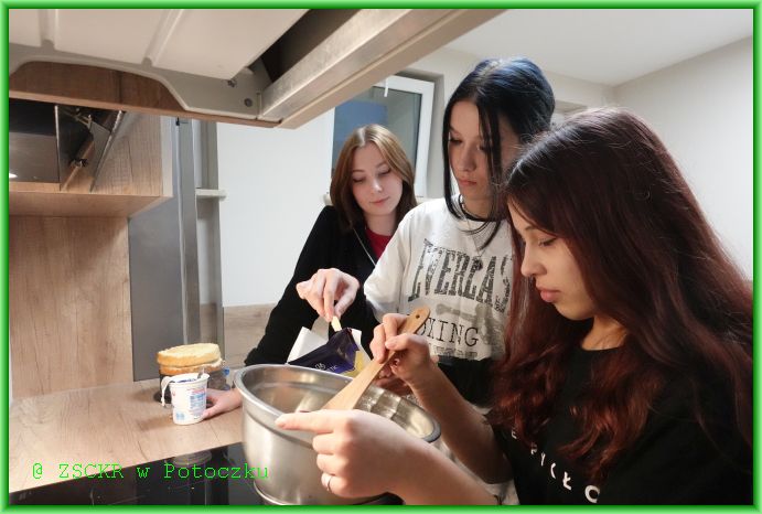 Uczennice Technikum Żywienia i Usług Gastronomicznych w czasie wolnym w internacie przygotowują w internackiej kuchni tort urodzinowy dla koleżanki.