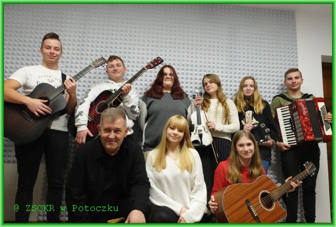 Uczniowie ZSCKR w Potoczku w czasie próby szkolnego zespołu muzycznego pod opieką Pana Mariana Giski.